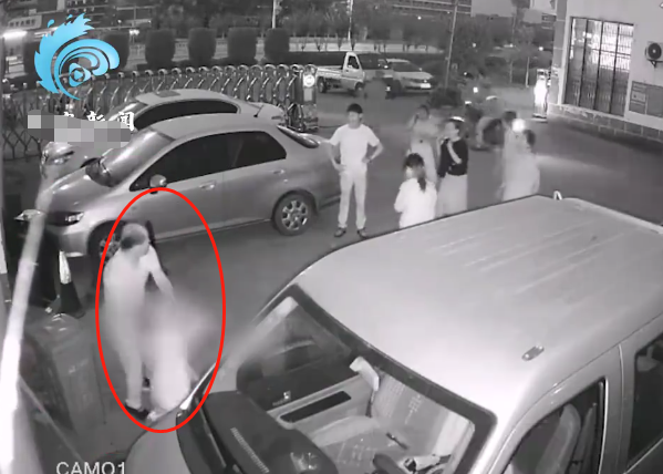 男子徒手接跌落男童!