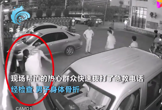 男子徒手接跌落男童!