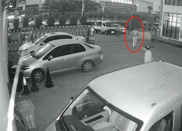 男子徒手接跌落男童!