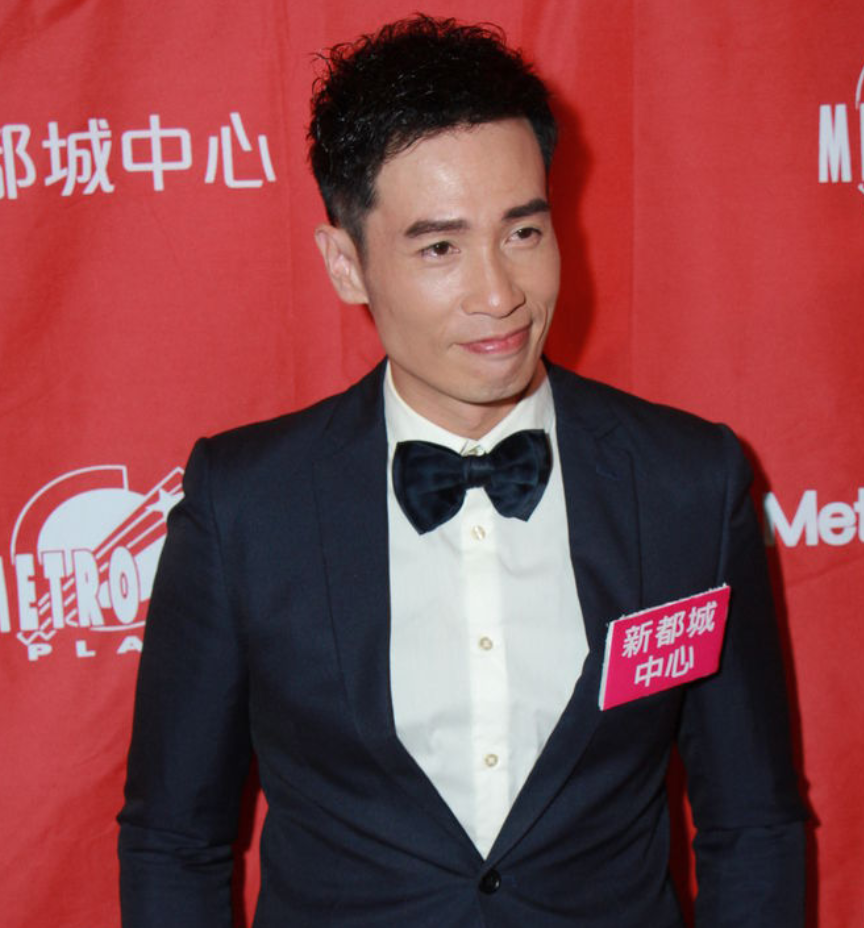 了,每次看他演戏或者出席活动,感觉他在努力用上嘴唇来包住自己的牙齿