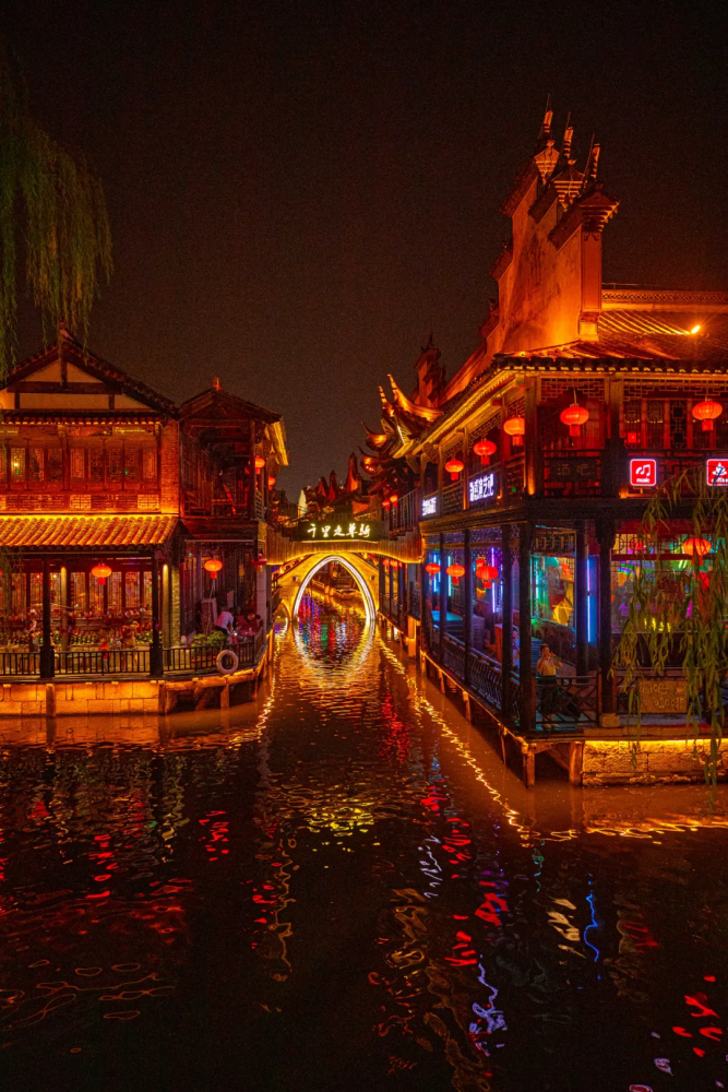 沉浸式夜游领略台儿庄古城如梦似幻的迷人夜色