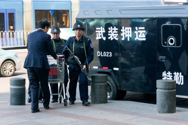 不管是押运车还是押运的武装人员,都是各家银行自己的,规模稍微小一点