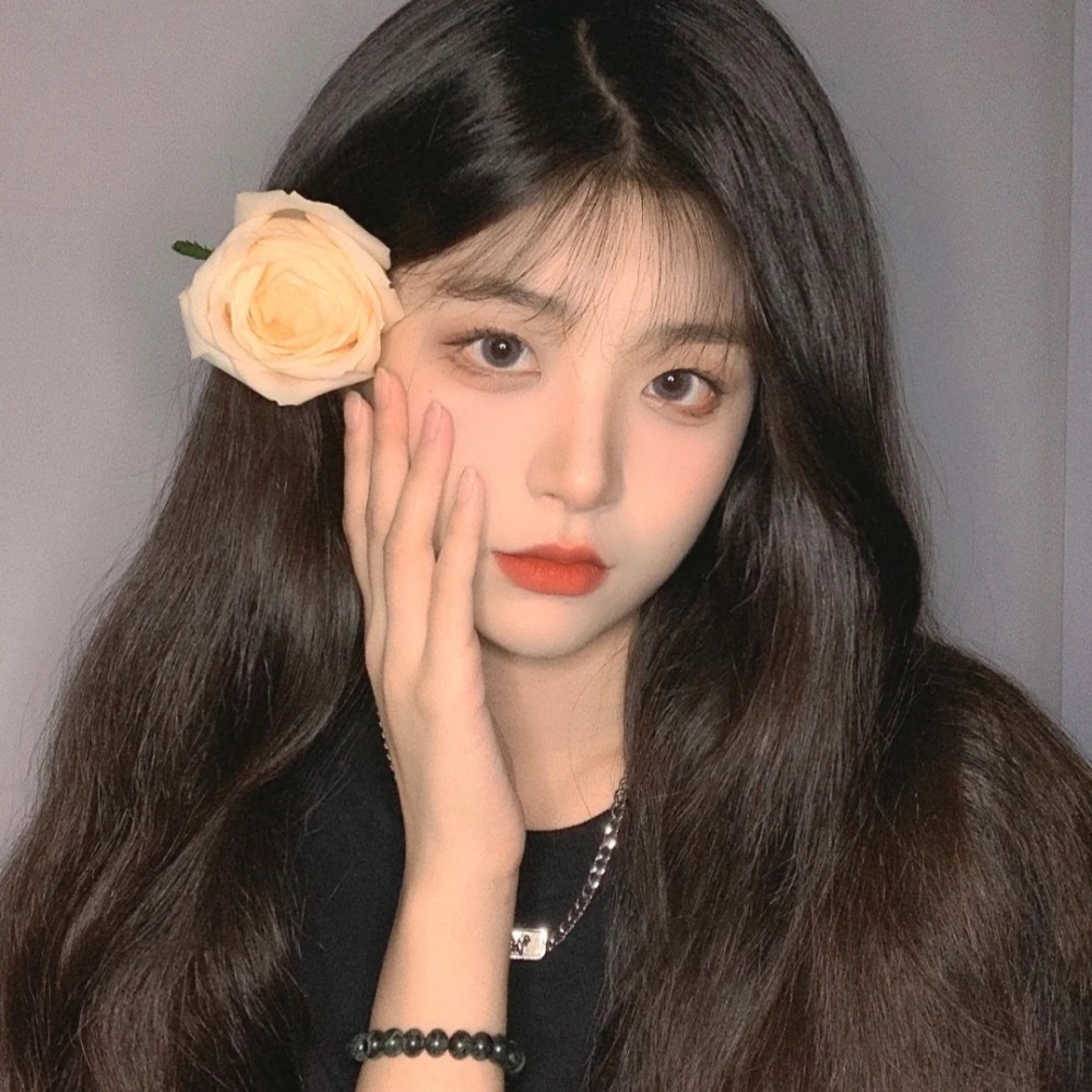 超招桃花的女生头像