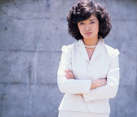 山口百惠把西装穿得真好看,搭碎花裙甜美不土气,几乎人人可借鉴