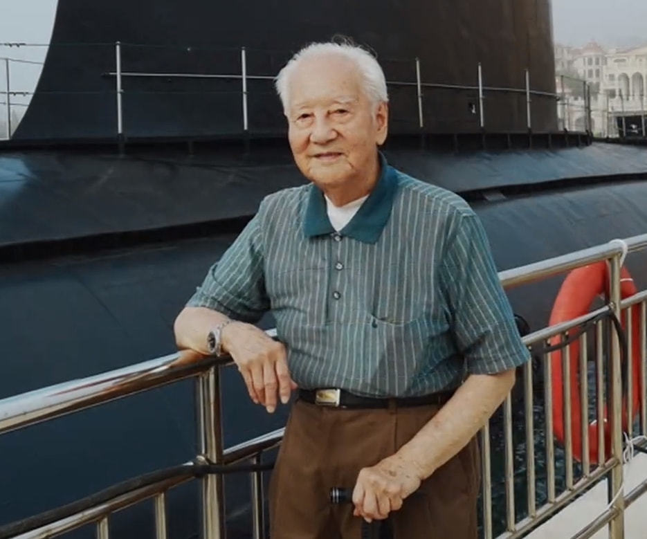 李世英在海军博物馆帮黄旭华与核潜艇老伴拍照