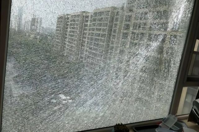 交付才3年的精装修小区杭州业主凌晨吓懵玻璃窗裂成这副样子