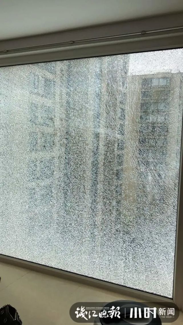 交付才3年的精装修小区杭州业主凌晨吓懵玻璃窗裂成这副样子
