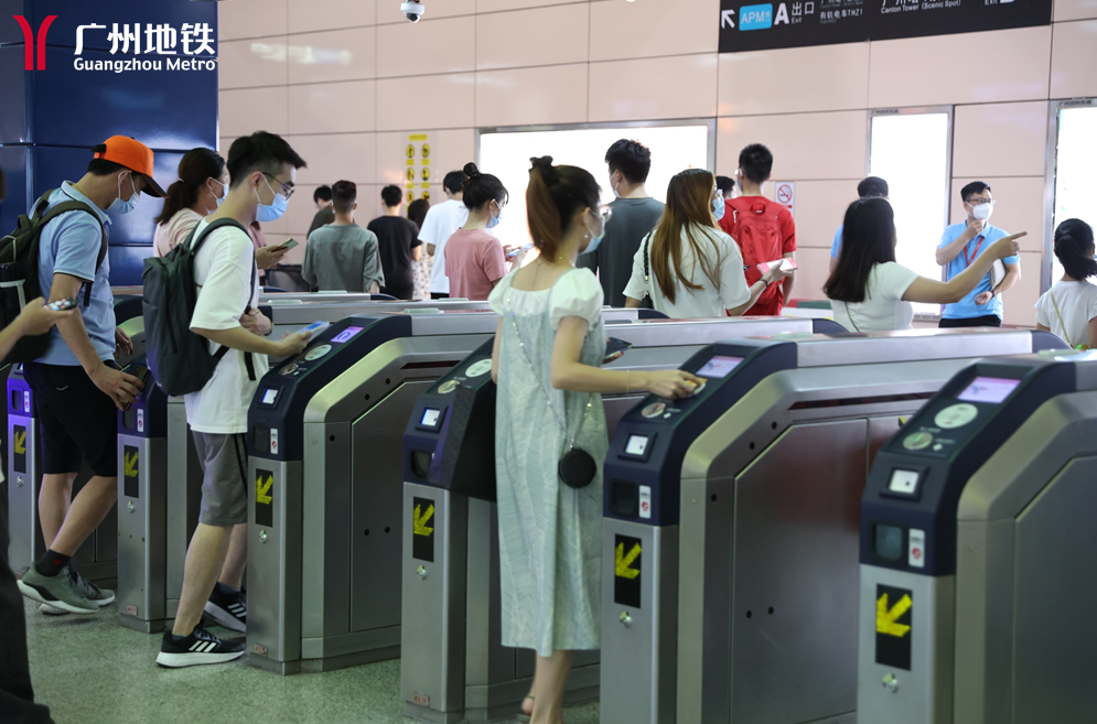 进站搭乘地铁,请大家提前打开健康码主动出示给工作人员检查,并配合