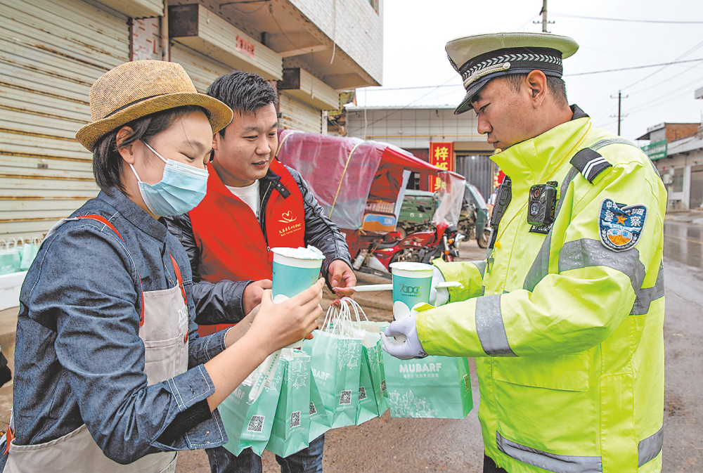 10月11日,安仁鎮小坡村路口,大荔縣愛心行動協會組織愛心企業給執勤