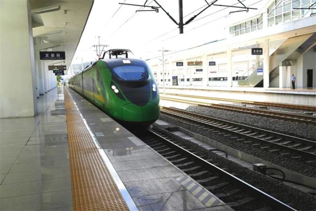 随后,13时18分,龙岩-北京西d740次动车组正式开行.