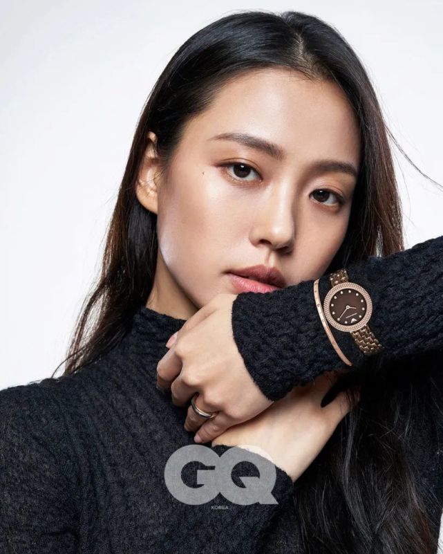 高敏诗最新写真曝光俏脸清丽秀眸妩媚乌黑秀发撩红唇英姿飒爽