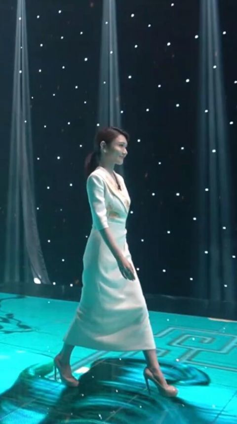 央视女主持人龙洋上演变装秀穿汉服舞袖展现东方古典美