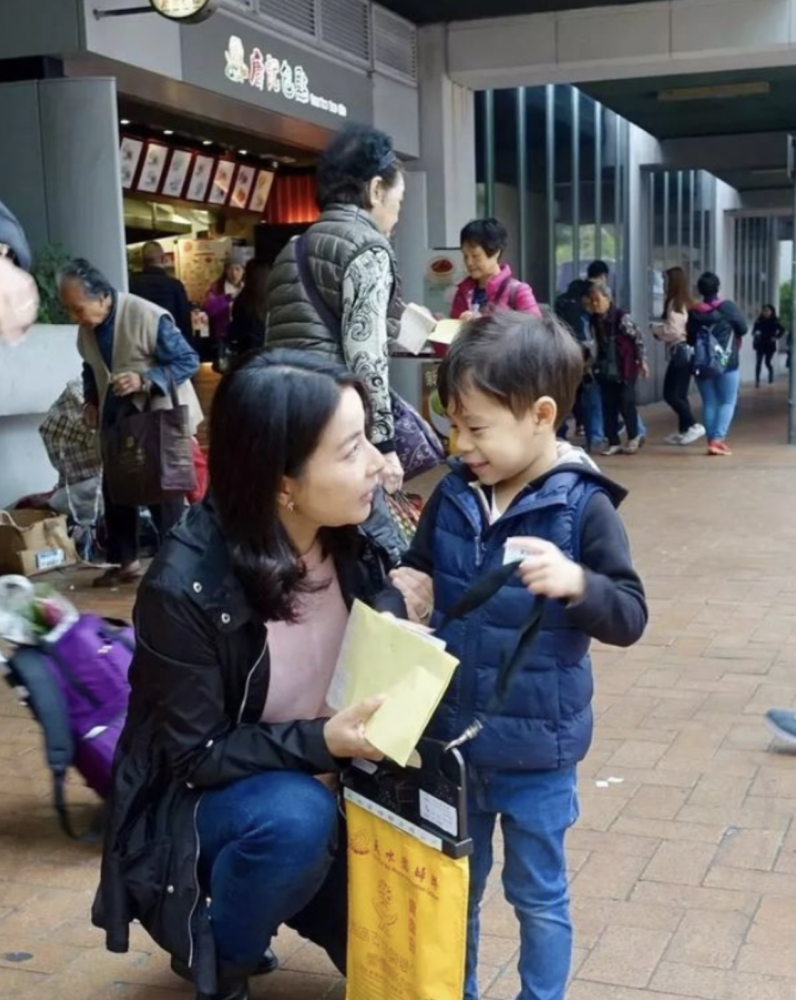 郭晶晶长子音乐会拉大提琴，外婆妹妹都来捧场，祖孙三代难得同框