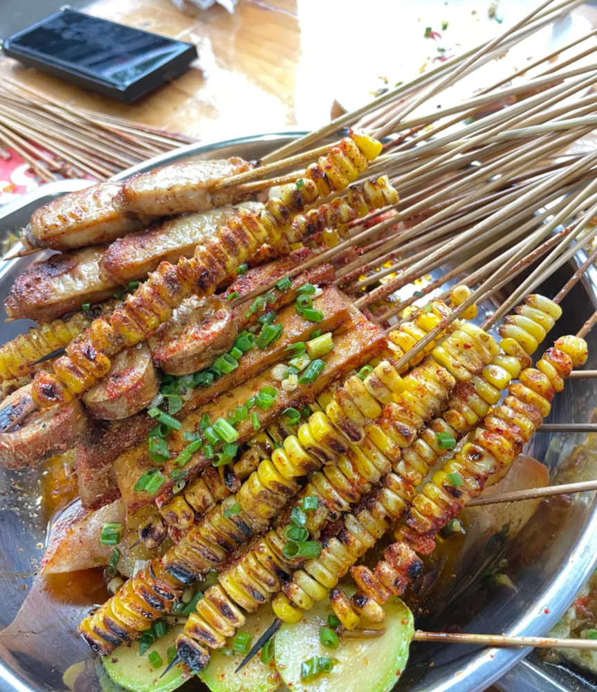 成都崇州"扛把子"烧烤,1元1串的牛肉,生意太火爆,排队3小时