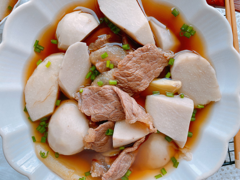 几个芋艿配一块牛肉,又香又糯,滋补肠胃真舒坦,吃完浑身都暖和