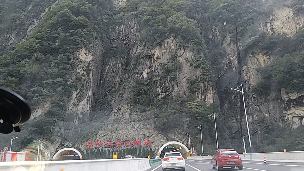天台山隧道是宝汉高速32公里秦岭隧道群(10个隧道)中的最后一个,我们