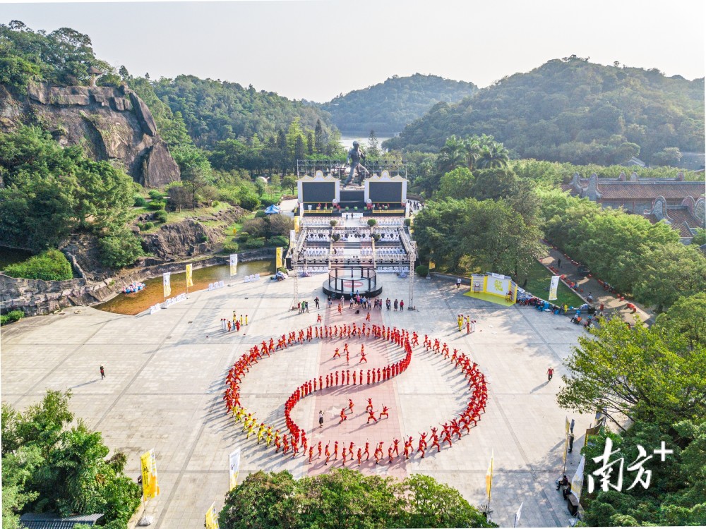 文武双全的"功夫小镇":武术进校园,强体魄润人心_腾讯新闻