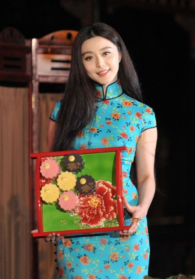 范冰冰风格大变,一袭蓝色印花旗袍配黑长直亮相,像换了个人似的