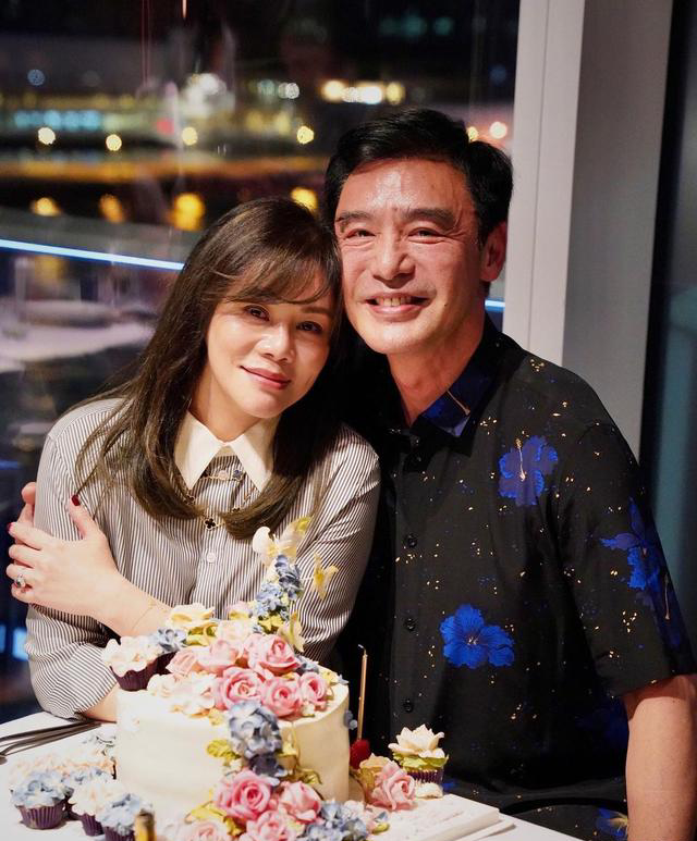 范姜斜靠在老公钟镇涛肩上,大家注意到一个细节,钟镇涛的手和范姜的手