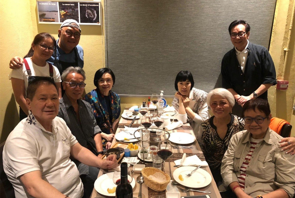 65岁老戏骨吕有慧罕见携老公参加聚会,力破谣言_腾讯新闻