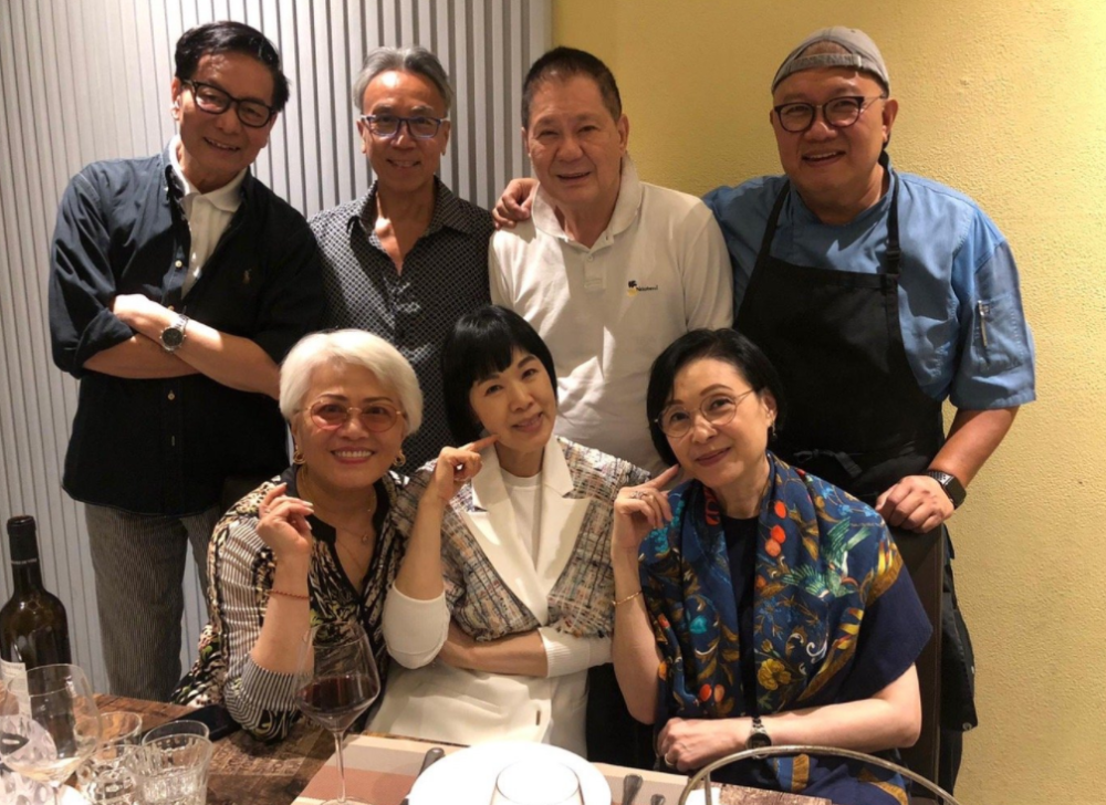 65岁老戏骨吕有慧罕见携老公参加聚会,力破谣言_腾讯新闻