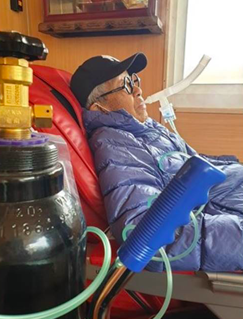 90岁台男星肺积水高烧不退在家插氧气管太憔悴状态不佳引担忧