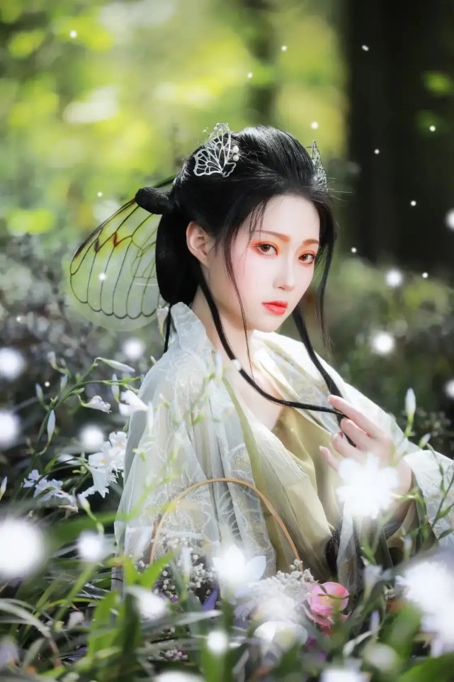 送你一组古风意境美不胜收的汉服小姐姐