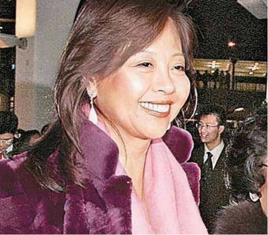 三,案件逆转被释放以后的罗艳芳反而变得非常高调,她召开了新闻记者