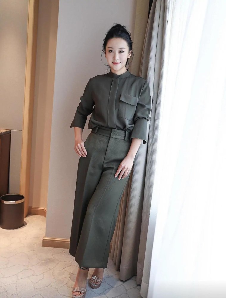 苗圃美出新高度，軍綠色襯衣搭配闊腿褲氣質出眾，上演高級時髦范有關穿衣風格的英語對話