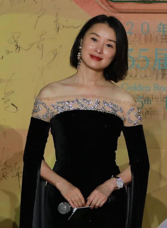 吴越罕见这么放得开穿丝绒裙装出席活动原装五官气质太高级