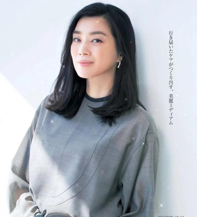 对于进入到五十岁的女人,在换发型的时候,除了要注意烫卷度的问题,发