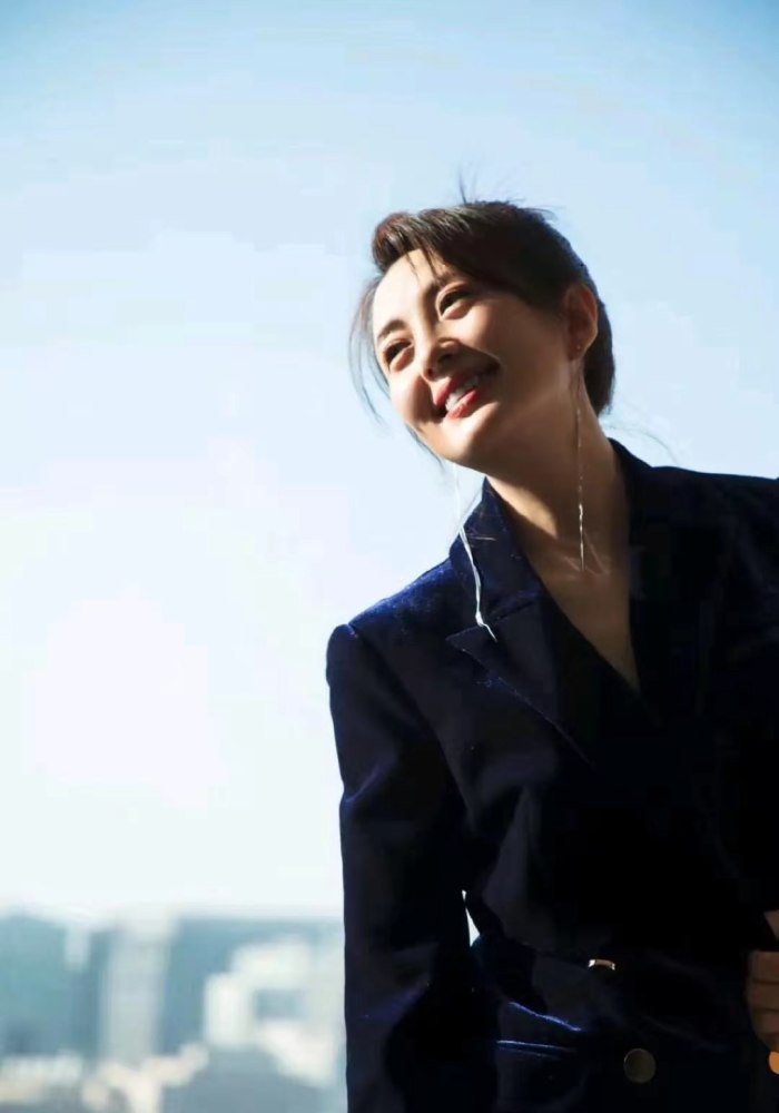 苗圃美出新高度，軍綠色襯衣搭配闊腿褲氣質出眾，上演高級時髦范有關穿衣風格的英語對話
