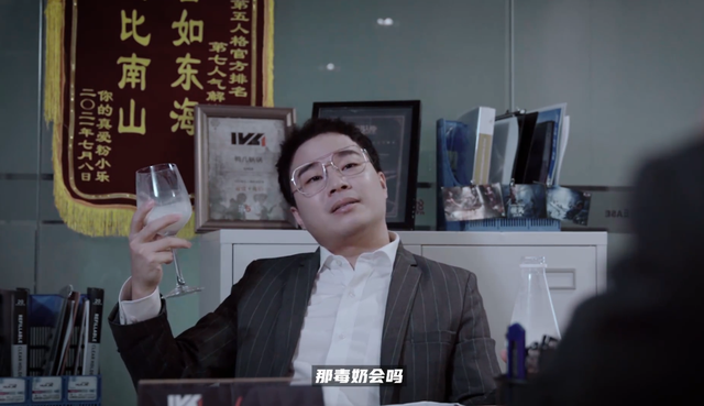 最后鸭哥叹了一口气,默默地打开了ivl解说必备技能小册子,只见上面