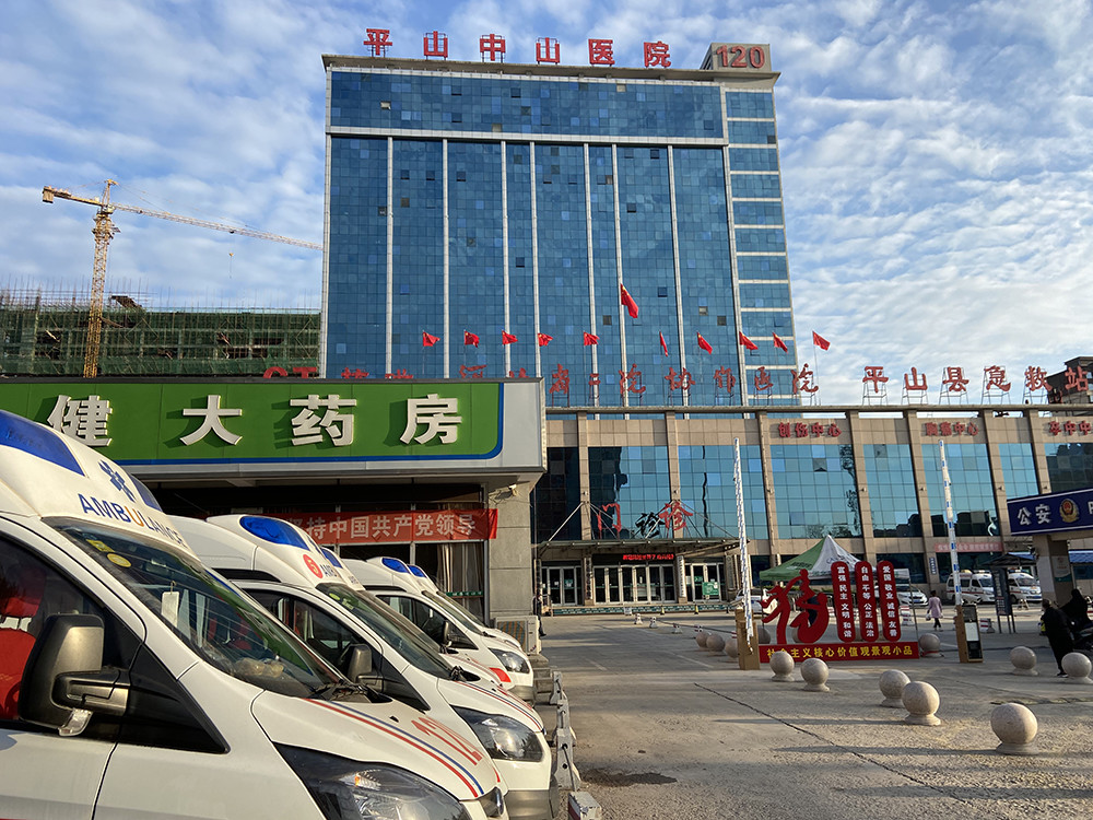 10月12日上午,澎湃新闻记者在救治事故伤者的平山县中山医院看到,目前