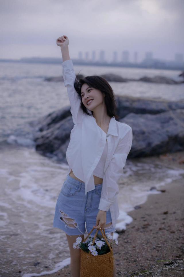 蛇蝎美人毛林林气质真好,衬衫搭牛仔裤青春活泼,原来郑儿这么美