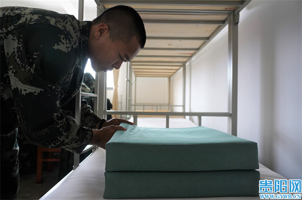 床单白色的线条是内务整洁的一处亮点,是军人标准的重点表现;桌子上的