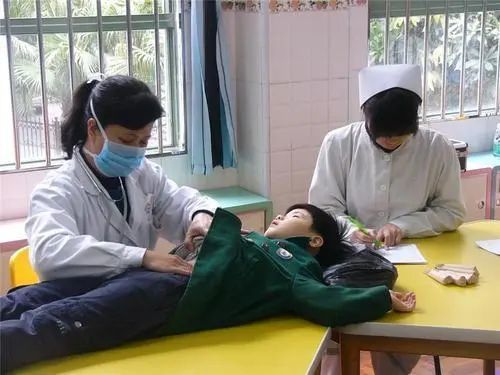 13岁男孩身高有180,儿科:2种食物是身高"拉长剂",日常可多吃