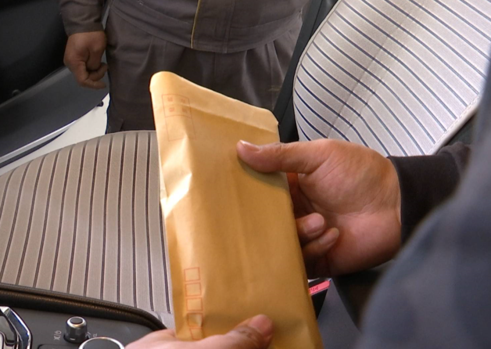 信封的口是打开的,我一眼就看到了里面装着厚厚的一沓钱,大概有一万块