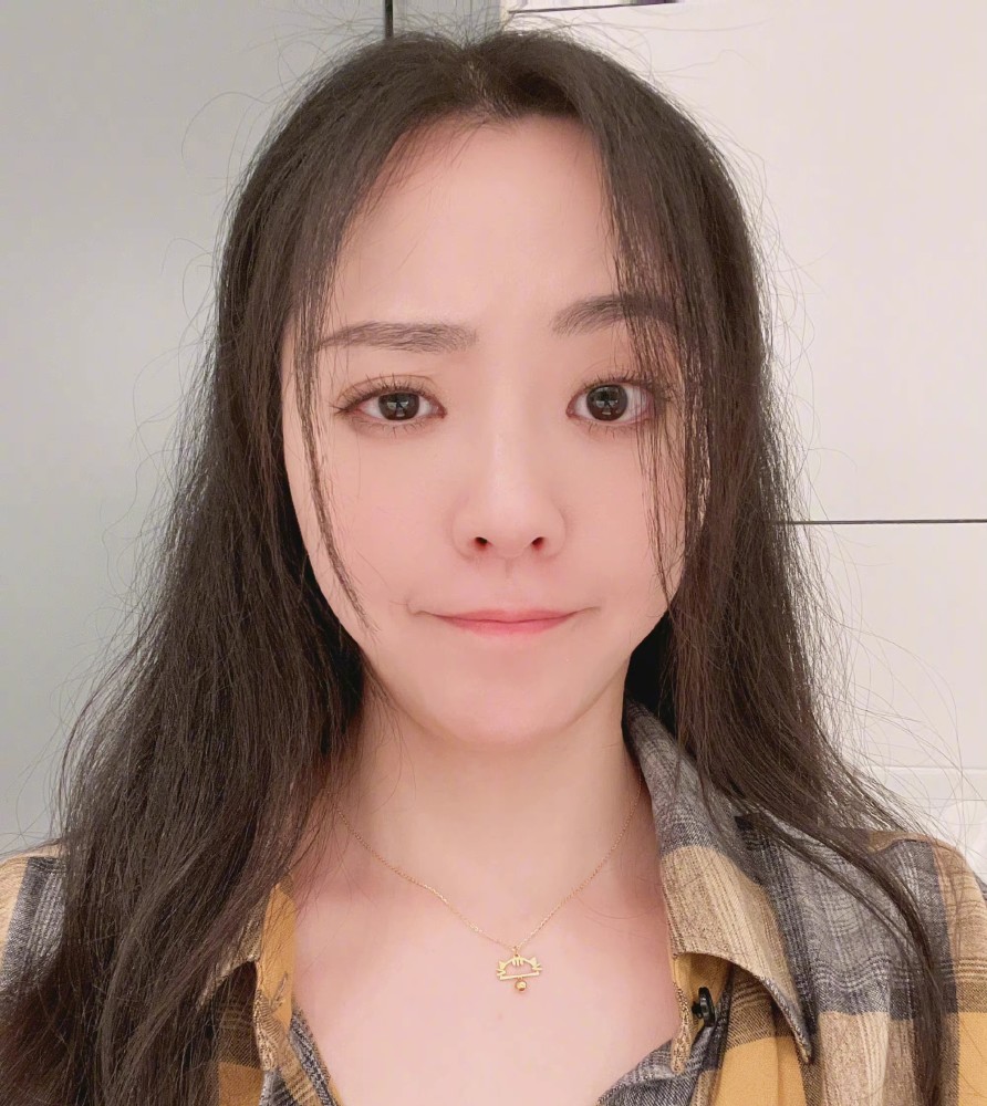 张靓颖晒37岁生日的第一次自拍,直言:还是这么招我喜欢,男友为此凌晨