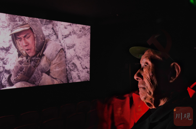 这场长津湖为他一人放映广元这位抗美援朝老兵用残缺右臂向战友敬礼