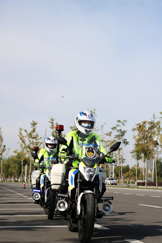兵团女子骑警跨上摩托的那一刻到底有多帅快来围观