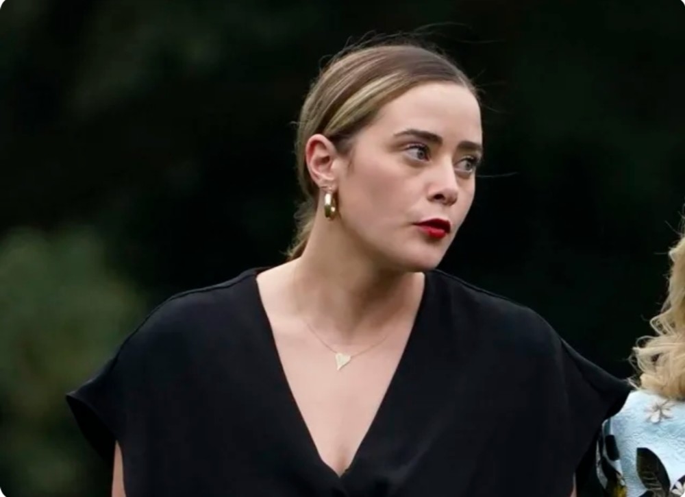 拜登孙女纳奥米久违现身,展现极简着装风格,黑色深v连