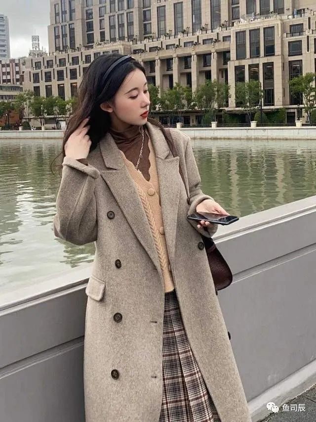 真正普通女生的穿搭指南,大衣搭配针织衫 半身裙,甜美又俏皮_腾讯新闻