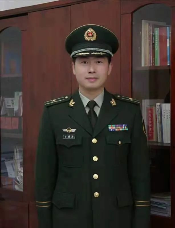 曾经的他,身着军装,手握钢枪,忠诚为民;如今的他,身披法袍,手执法槌