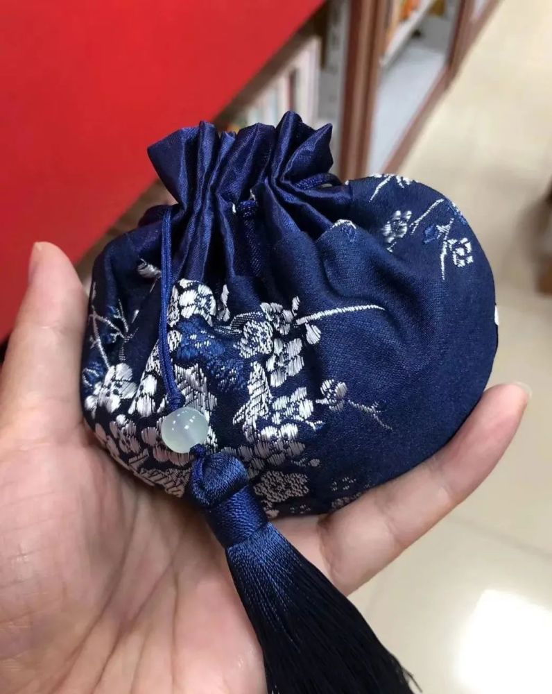 "弘扬主旋律·传播正能量"-"我们的节日"重阳节茱萸香囊手作主题活动