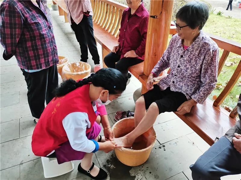 九九重阳节浓浓敬老情