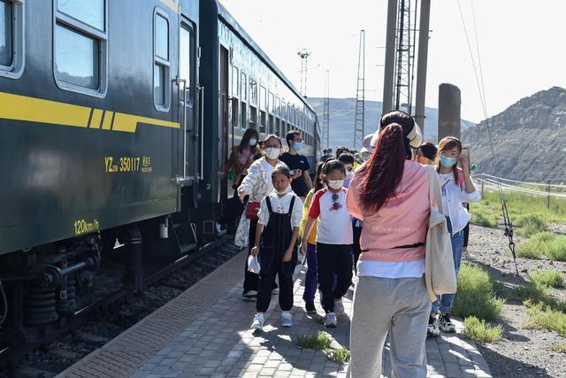 穿越煤海驶向新绿—贺兰山"时光慢车"走过50年|贺兰山|列车|宁夏