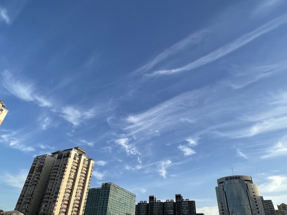 北京天空出现多姿毛卷云晚霞更诱人