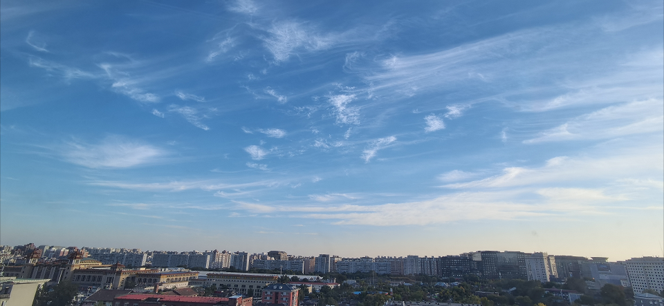 北京天空出现多姿毛卷云晚霞更诱人