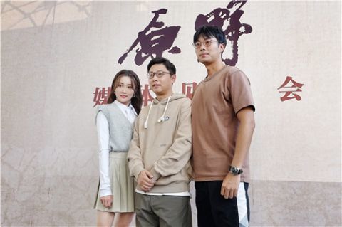 导演闫锐与两位主演金汉,张可盈饰演仇虎的金汉,近年来,随着《茶馆》